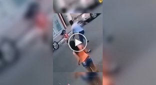 Мгновенная реакция: мужчины ловят детей в самых опасных моментах