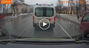 Дорожные разборки в Москве. Карета скорой помощи против такси