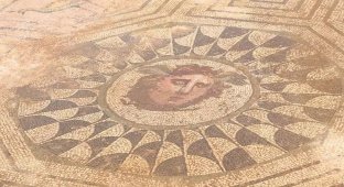 In Spain, found a mosaic of the Roman era depicting Medusa Gorgon (3 photos)