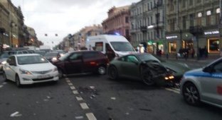 Люксовая авария в Петербурге с участием Porsche (4 фото + видео)