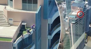 Teenagers snuck onto the roof of a 37-story high-rise (3 photos + 1 video)