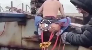 In St. Petersburg, the moron decided to jump off the bridge, clinging his ass to the bungee