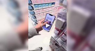 Как простым способом зарядить телефон, если с собой нет повербанка