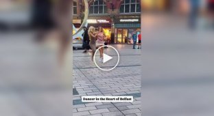 Две девушки синхронно станцевали на площади под музыку уличного музыканта в Ирландии