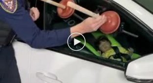 Раптом комусь стане в нагоді, правда не впевнений, що для порятунку дитини в машині