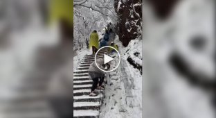 Сильний снігопад у Хуаншані: пішохідні стежки стали небезпечними