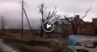 Украинский танк обстреливает российские позиции на южной окраине села Новомихайловка в Донецкой области