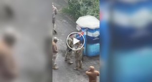Четверо военнослужащих ТЦК наблюдают, как их коллега проводит меры оповещения в Харькове и избивает мужчину в штатском