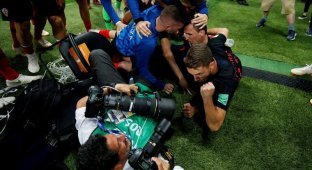 После победного гола в ворота Англии хорваты чуть не затоптали фотографа (13 фото)
