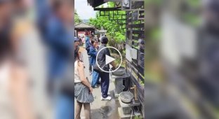 Попытка туристок помыть руки