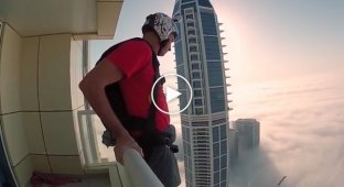 Бейсджампер снял свой эффектный прыжок с небоскреба в Дубае