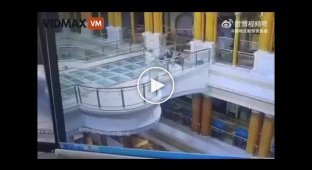A man falls through a glass floor at a shopping mall in Shanghai, falling from 5 floors to his death