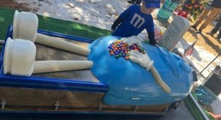 A woman asked to be buried in a coffin in the form of M&M's (3 photos)