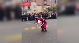 Девочка из Китая поражает мастерством кунг-фу