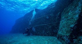Японская подводная "пирамида" остается одной из величайших загадок мира (5 фото + 1 видео)