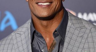 Dwayne "The Rock" Johnson with hair (3 photos)