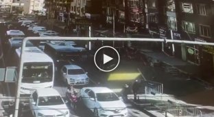 Момент обрушения семиэтажного дома в Турции попал на видео