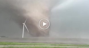Tornado destroys wind turbines in Iowa