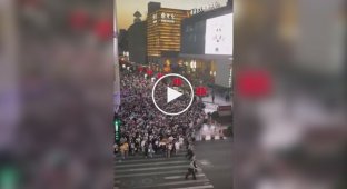 How Chinese police regulate pedestrian traffic
