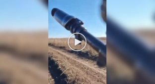 Украинские артиллеристы накрыли кассетными боеприпасами оккупантов