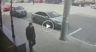 В Казани автомобилистка перепутала педали и сбила девушку на тротуаре