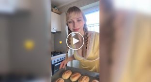 A girl boasted about delicious buns with jam