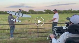 A patient with an Elon Musk chip showed how he controls an airplane with his mind