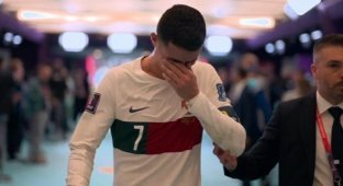Ronaldo burst into tears due to the loss of the national team of Morocco: Portugal flew out of the 2022 World Cup (3 photos + video)