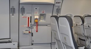 Як пасажир відкрив аварійний люк літака, переплутавши його з туалетом (6 фото)
