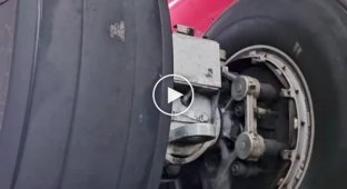 Replacing a wheel on an airplane