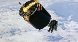 Астронавт поймал спутник голыми руками (2 фото + видео)