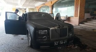 Dozens of abandoned cars were found in a closed hotel and casino, including a Rolls-Royce and a Porsche (1 photo + 2 videos)