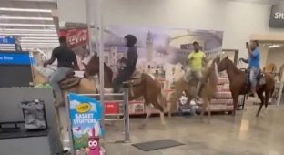 Дикий Захід: американці на конях заїхали до супермаркету (3 фото + 1 відео)