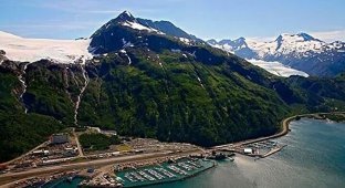 How people live in a city in Alaska, where there is only 1 residential building for everyone (8 photos)