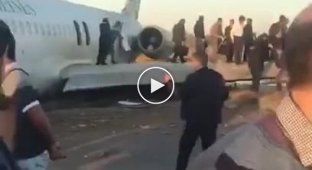 В Иране пассажирский самолет выкатился на городскую улицу