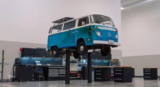Volkswagen to restore famous minibus that survived California fire (4 photos)