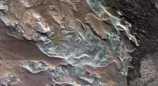 The remains of a glacier were discovered near the equator of Mars (2 photos)