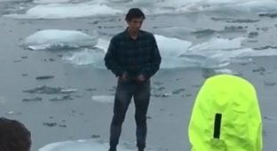 В Исландии туриста чуть не унесло на льдине (4 фото + 1 видео)