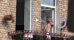 Девушка без стеснения снимает контент прямо на своем балконе