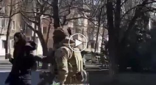 Мелитополь, озверевшие оккупанты бросаются на митингующих людей с автоматами