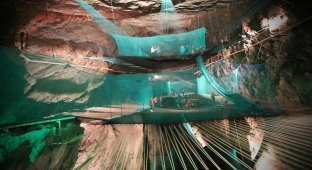 Самый большой подземный батут в мире (7 фото)