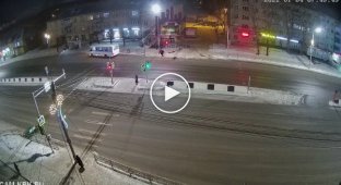 В Красноярске бабушка перешла дорогу на красный и спровоцировала аварию