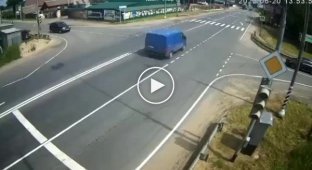 Фура снесла автомобиль на перекрестке во Владимирской области