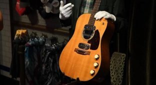 Акустическая гитара принадлежавшая Курту Кобейну была продана за $6 млн (4 фото)