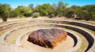 Гоба — самый большой метеорит на Земле (4 фото)