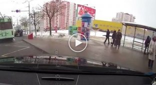 В Минске водитель троллейбуса протащил застрявшего в двери пассажира по дороге
