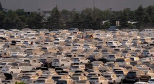 Огромная автостоянка в Китае, где сушат тысячи автомобилей после наводнения (4 фото + 1 видео)