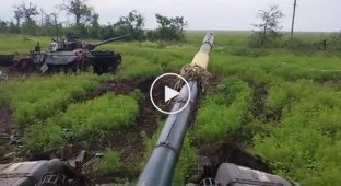 Четыре брошенныхподбитых украинских БМП M2A2 Bradley ODS-SA и танк на окраине Работино