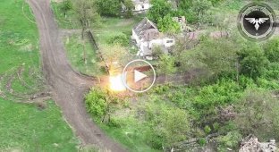 Тело оккупанта разлетается на куски от удара дрона бойцов 47 ОМБр