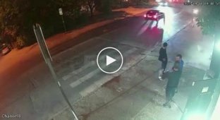 Пьяная женщина сбила людей на тротуаре